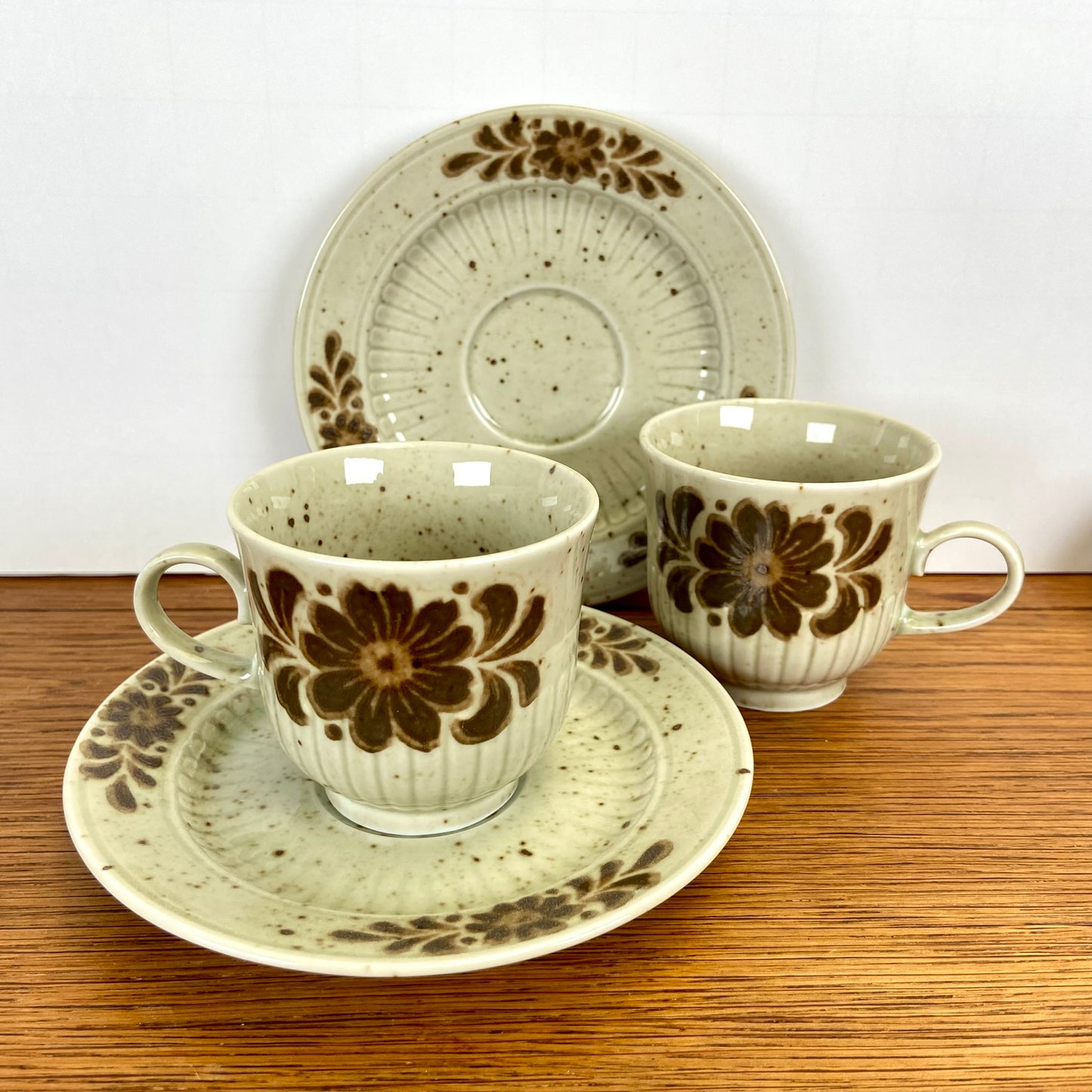 Vintage kop en schotels bruine bloem