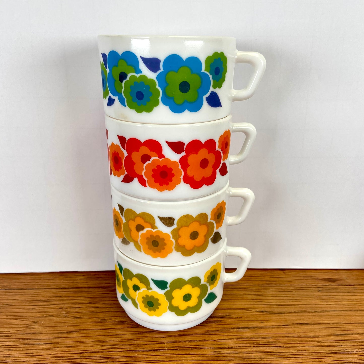 4 vintage Arcopal lotus grote mokken