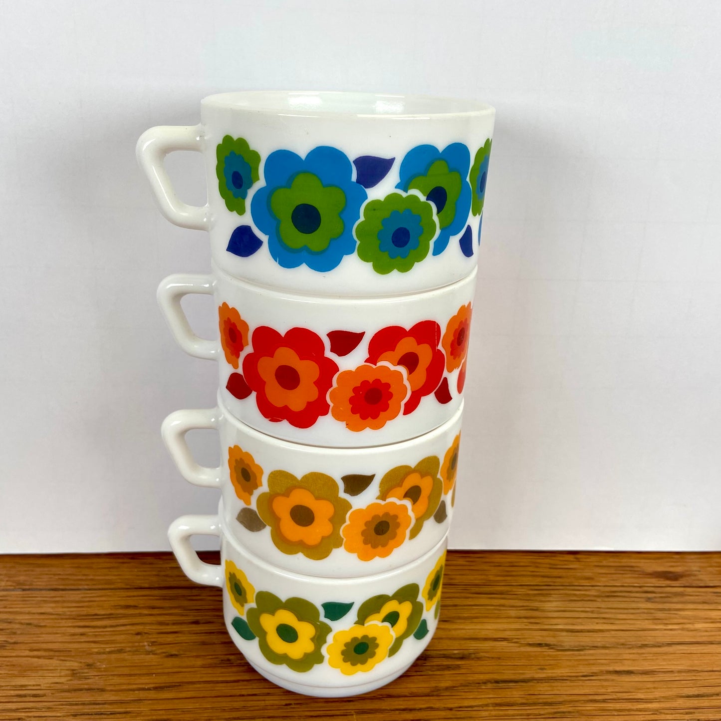 4 vintage Arcopal lotus grote mokken