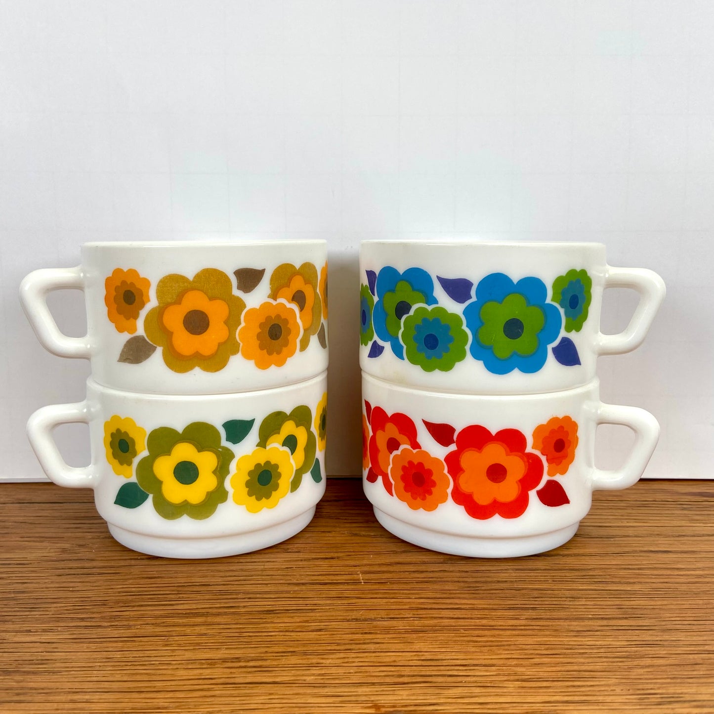 4 vintage Arcopal lotus grote mokken