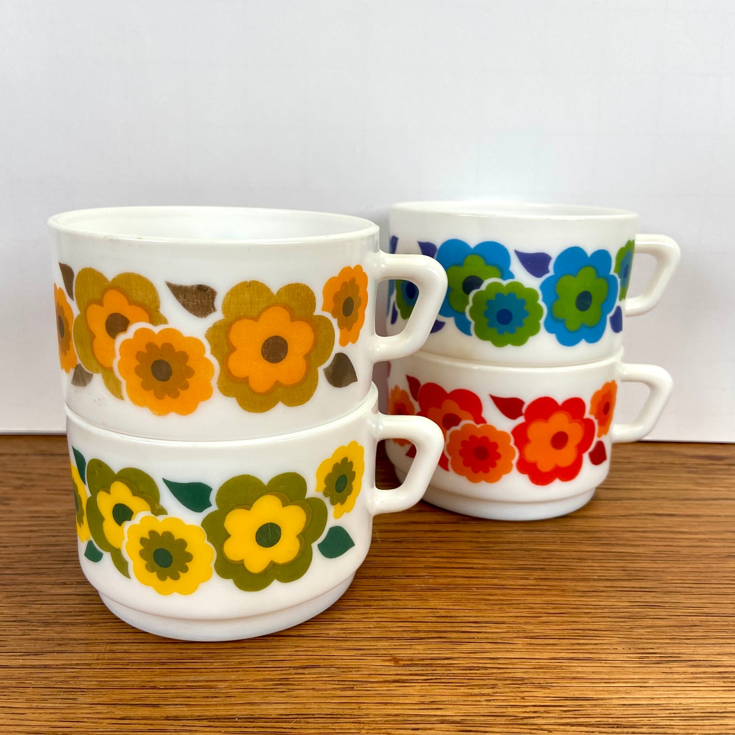 4 vintage Arcopal lotus grote mokken