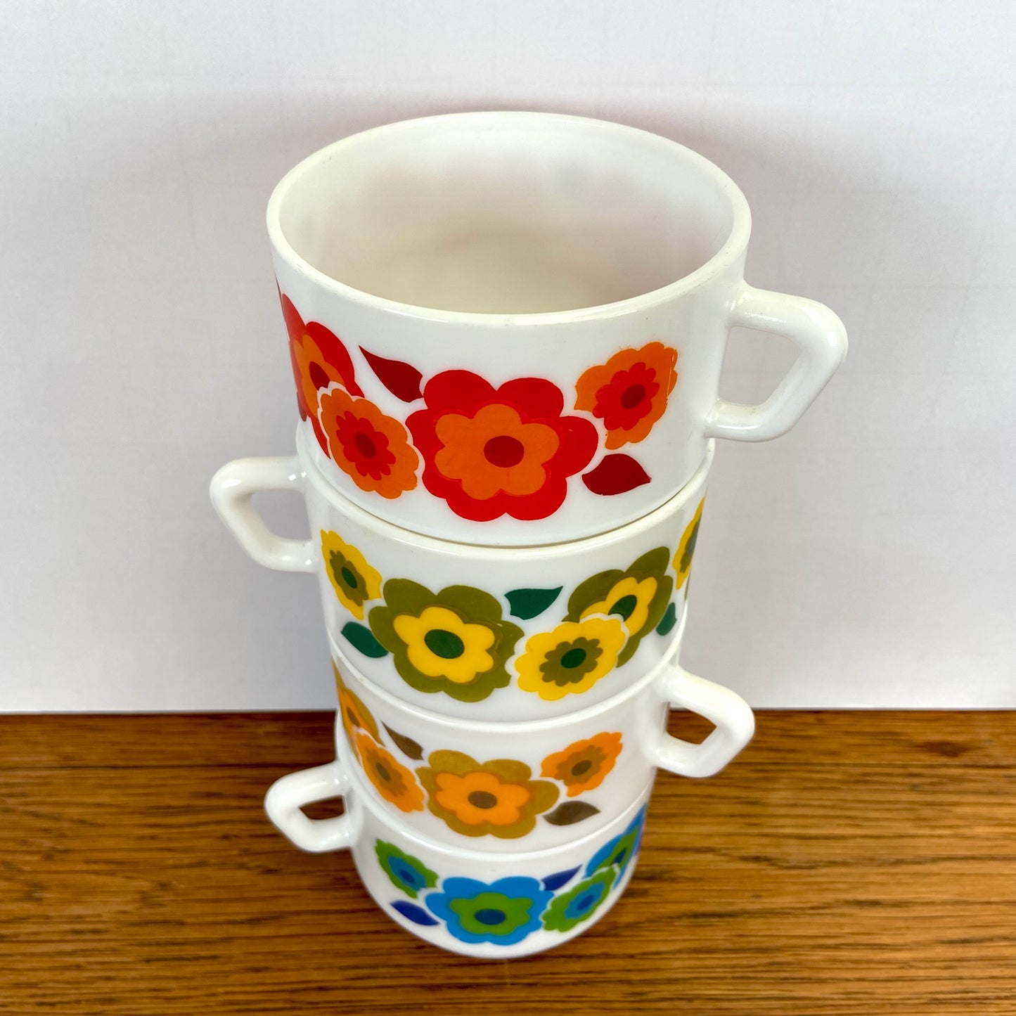 4 vintage Arcopal lotus grote mokken