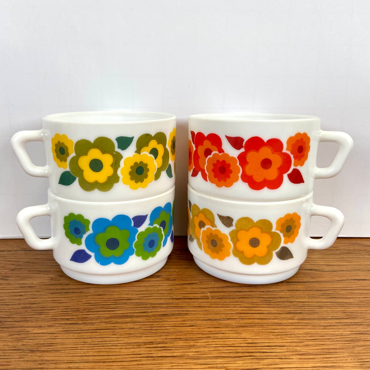 4 vintage Arcopal lotus grote mokken