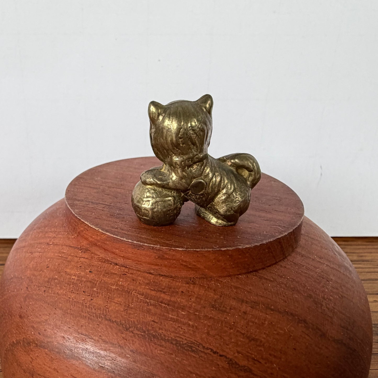 Mini messing katje met bal