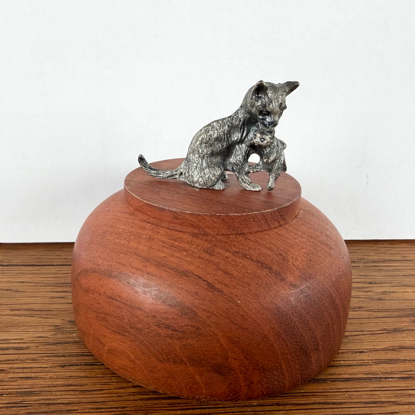 Vintage tinnen kat met kitten