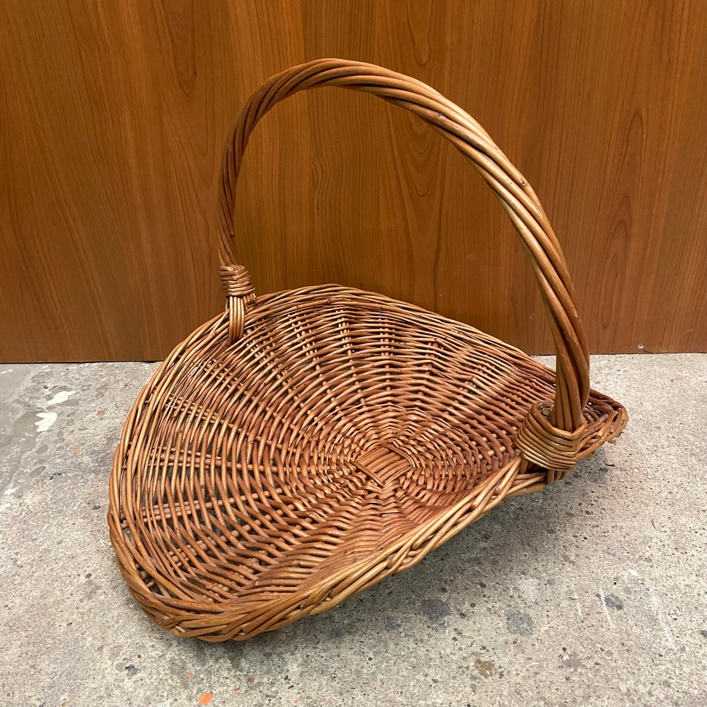 Vintage rieten krantenmand