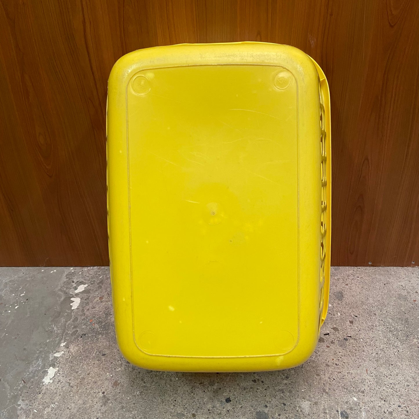 Grote vintage gele wasmand