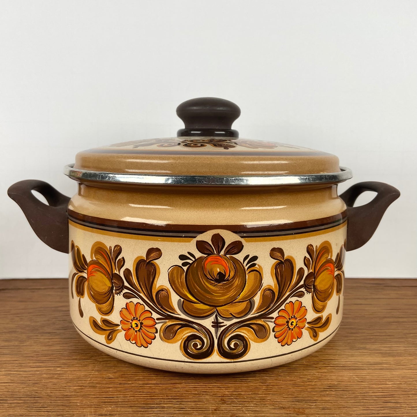 Vintage bruine pan met bloemen