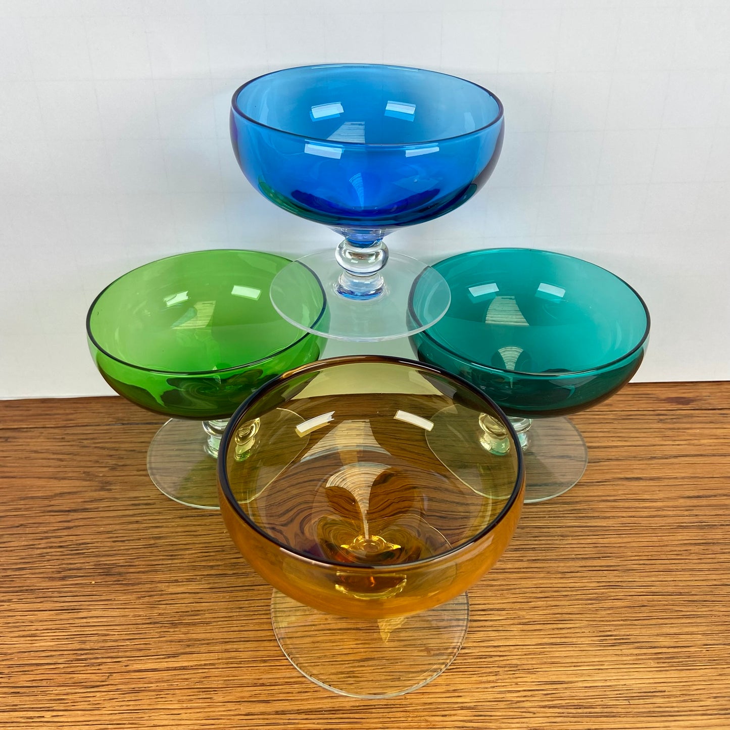 Vintage gekleurde dessert coupes