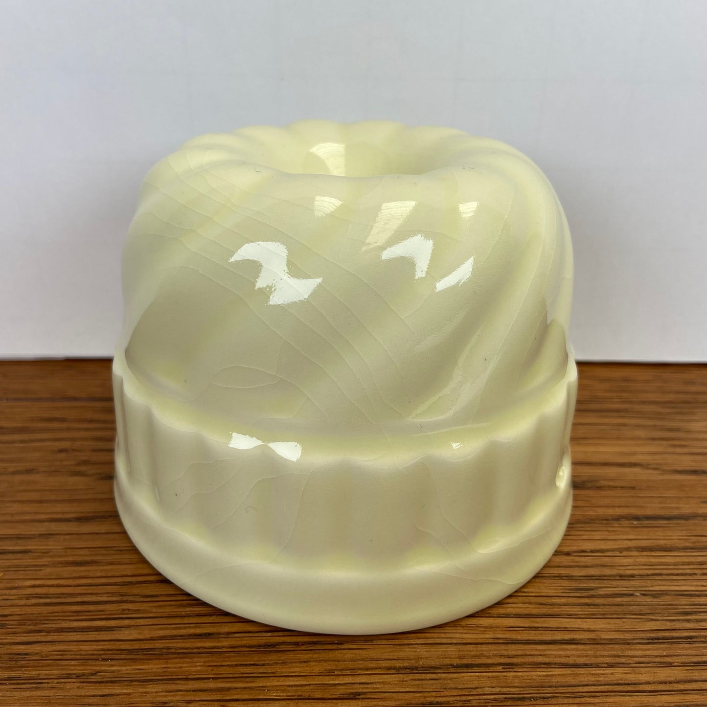 Vintage lichtgele puddingvorm