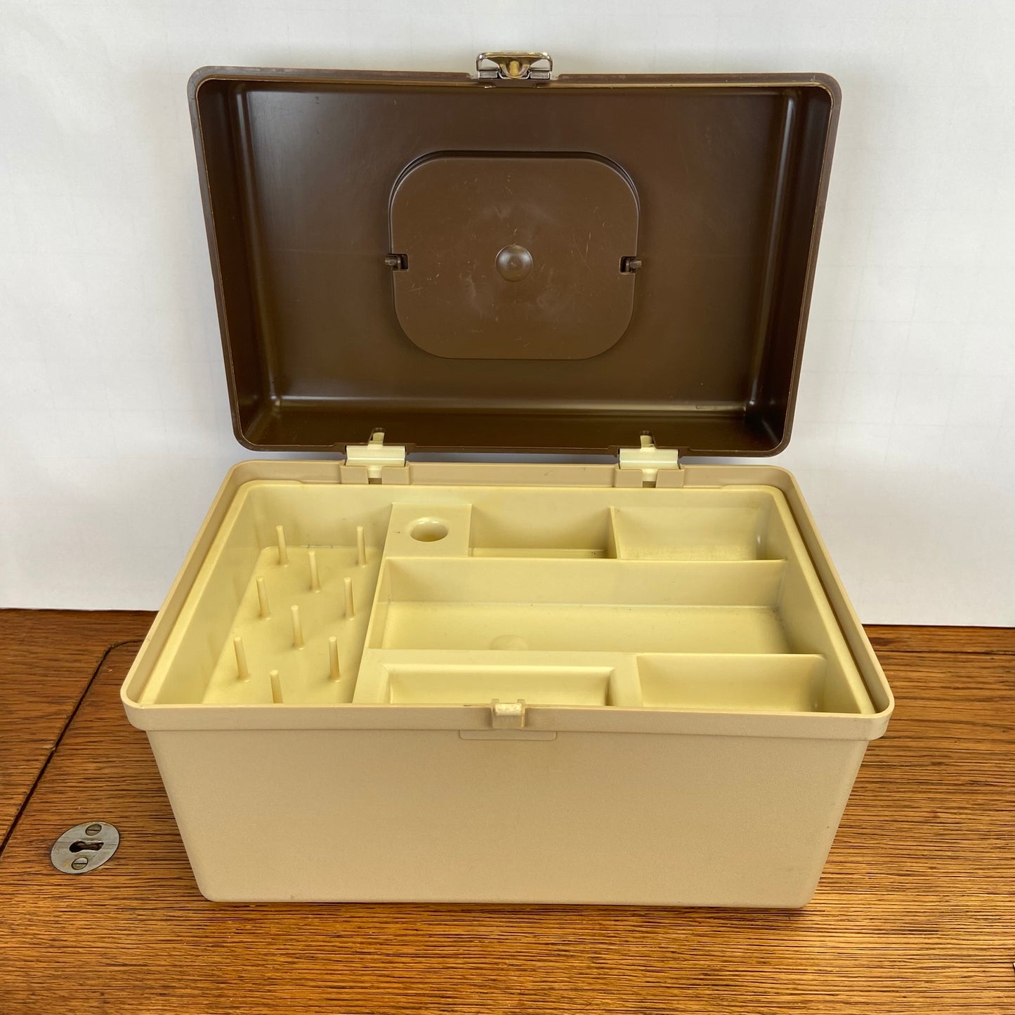 Kleine vintage naaibox curver bruin