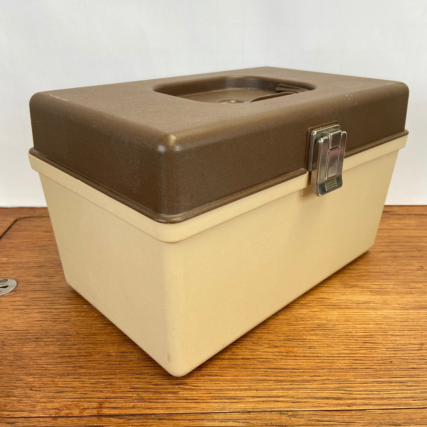 Kleine vintage naaibox curver bruin