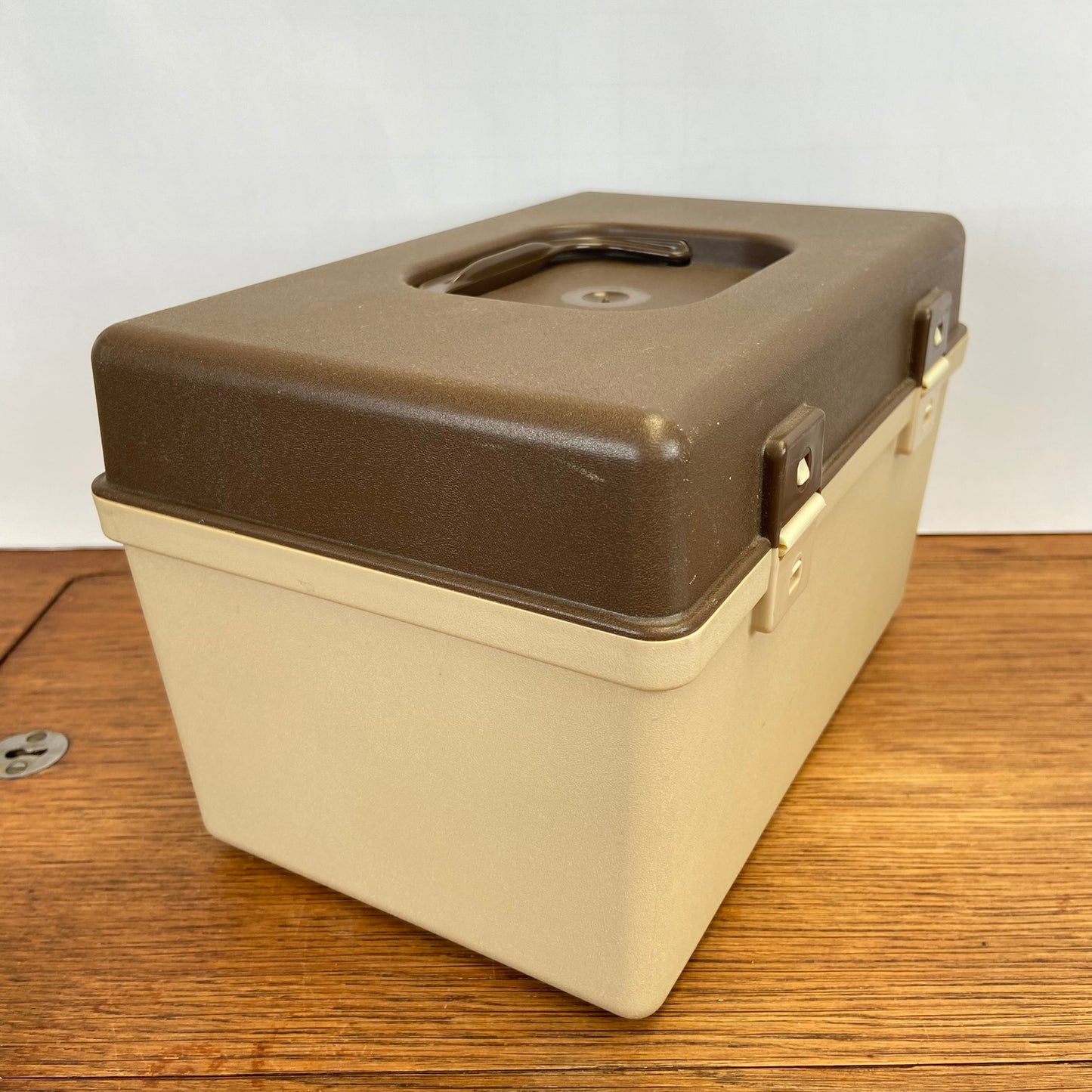 Kleine vintage naaibox curver bruin