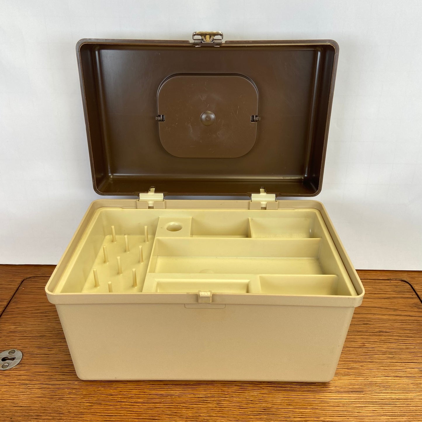 Kleine vintage naaibox curver bruin