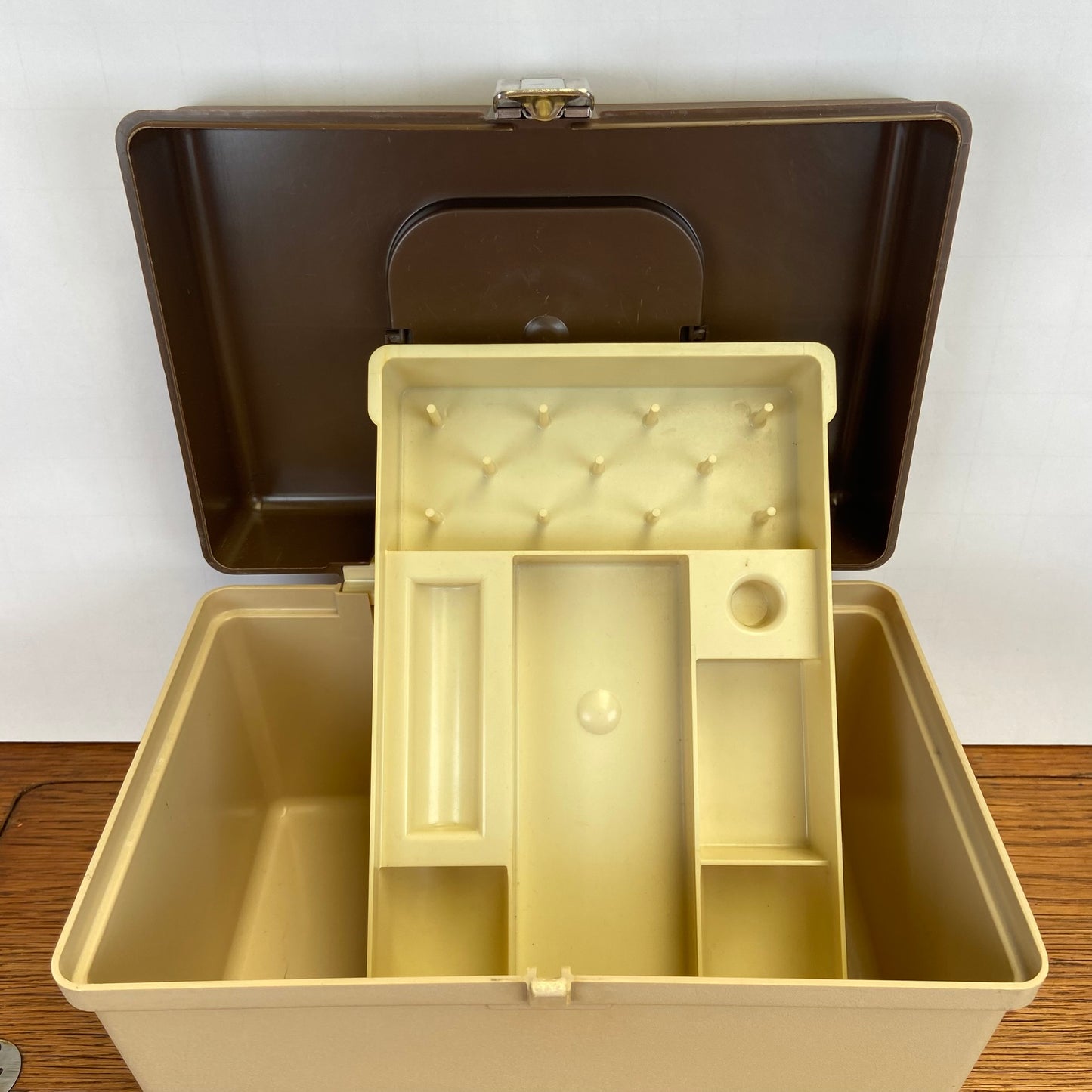 Kleine vintage naaibox curver bruin