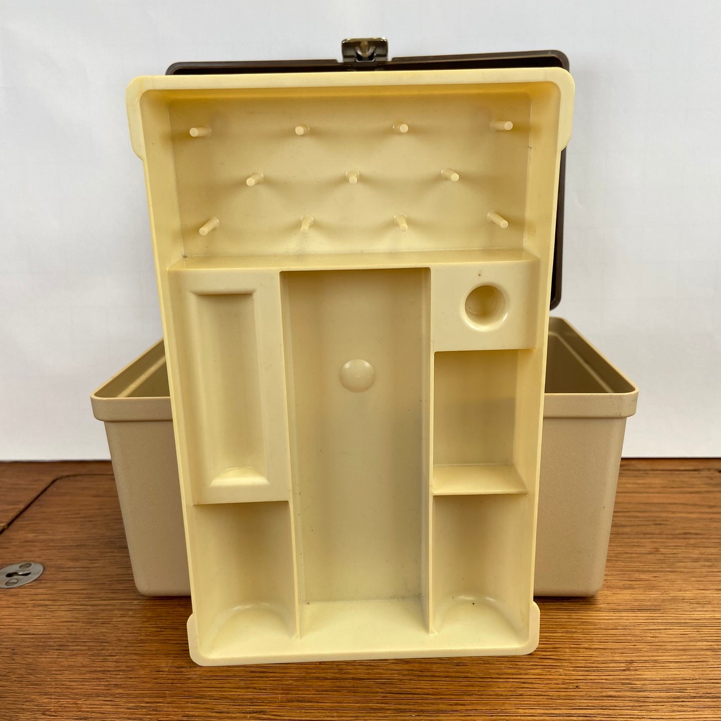 Kleine vintage naaibox curver bruin