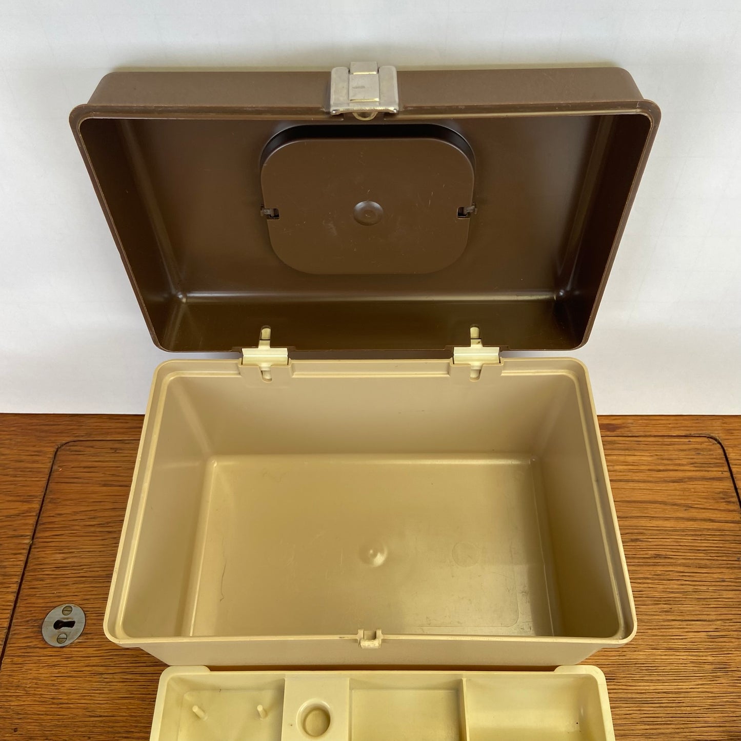 Kleine vintage naaibox curver bruin