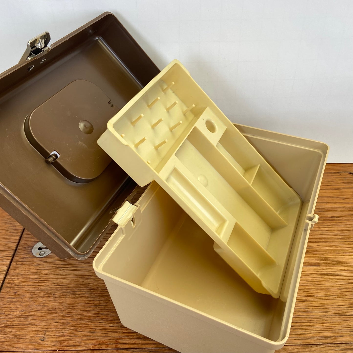 Kleine vintage naaibox curver bruin