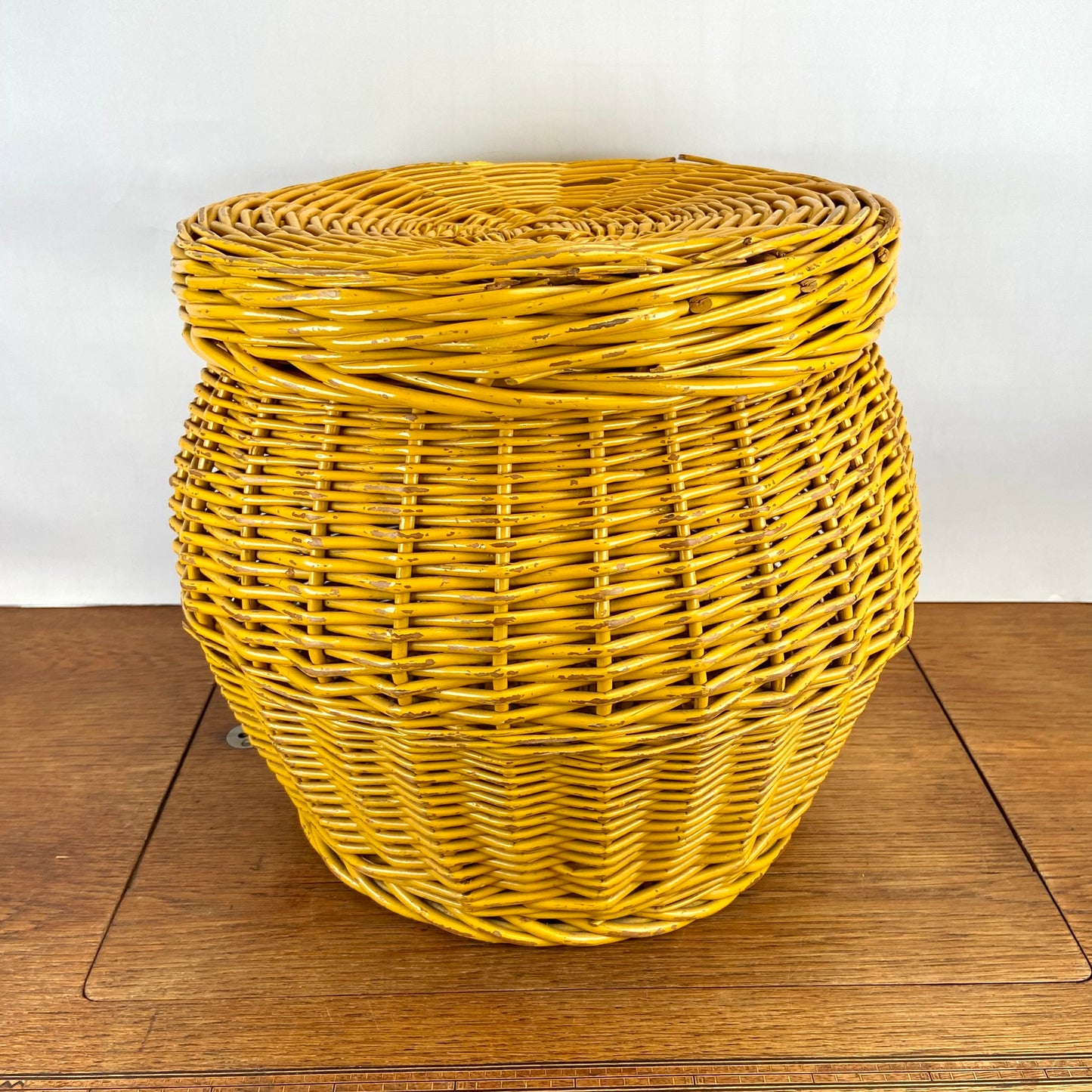 Vintage gele rieten mand met deksel