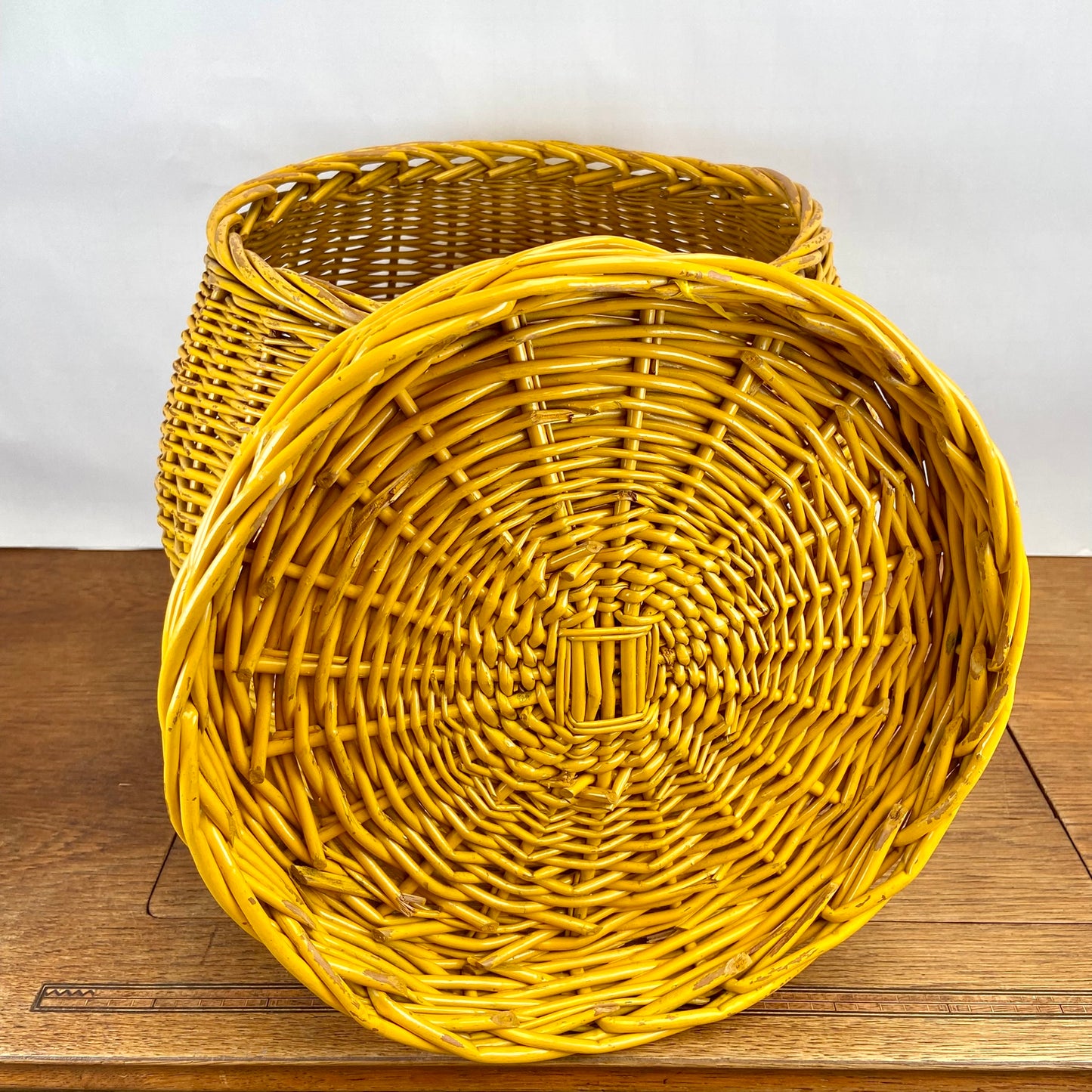Vintage gele rieten mand met deksel