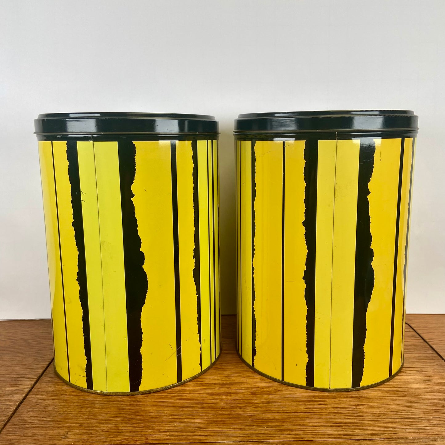 2 grote vintage Tomado blikken