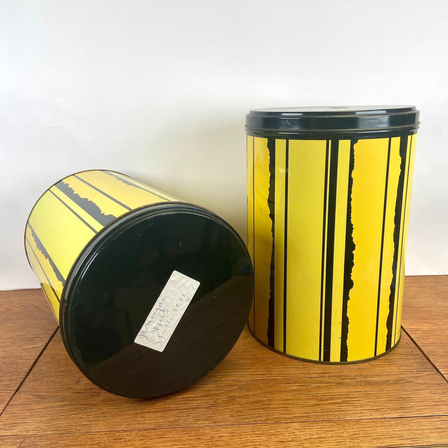 2 grote vintage Tomado blikken