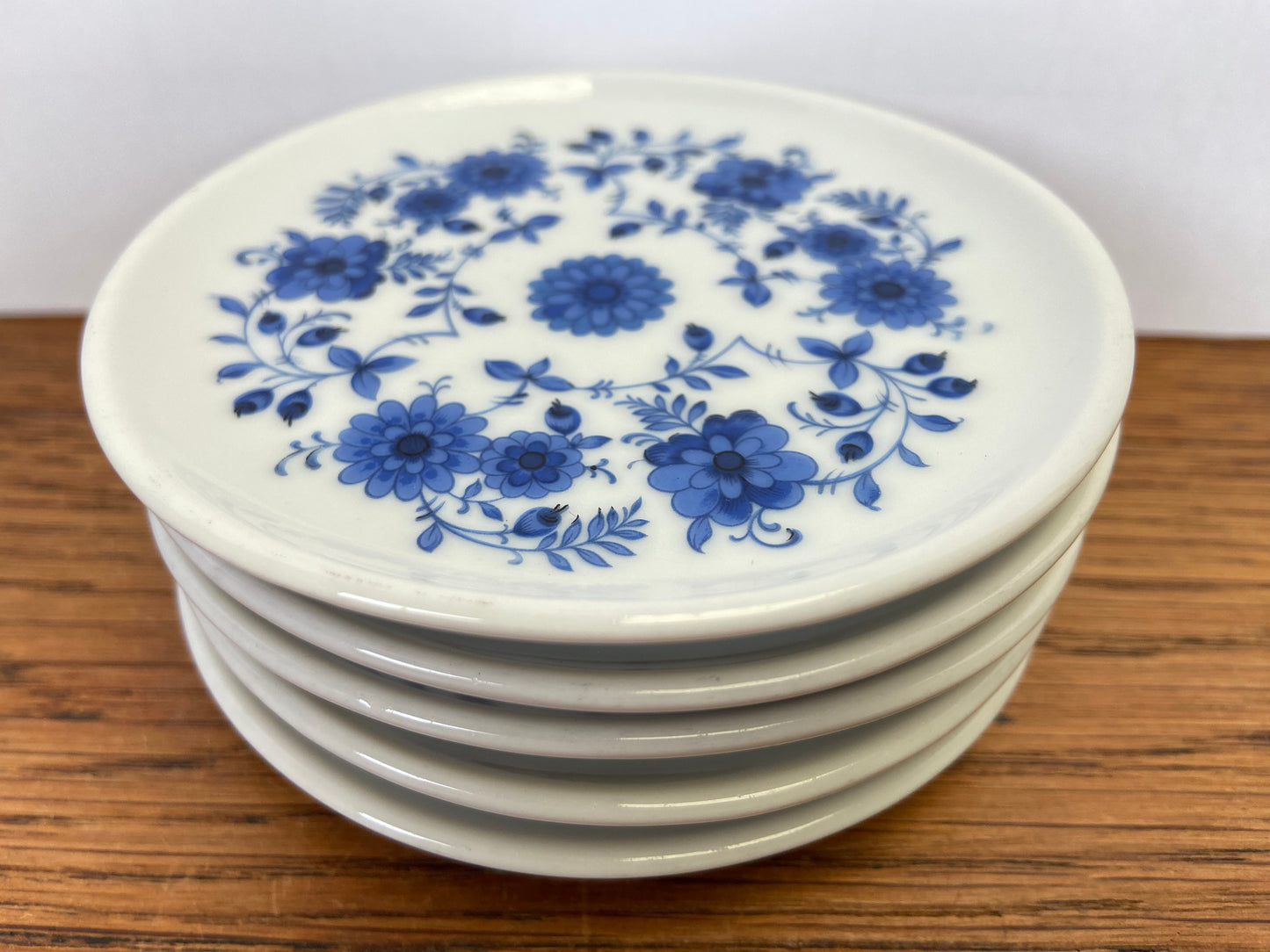 Schaaltjes met blauwe bloemen