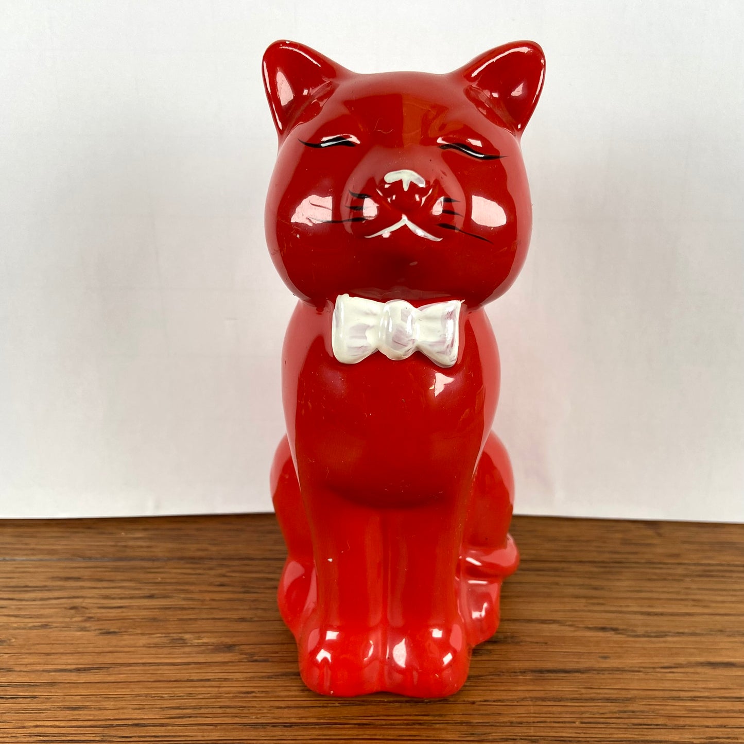 Rode kat met witte strik