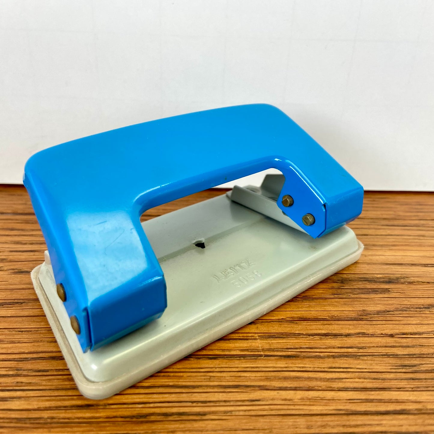 Vintage blauwe perforator