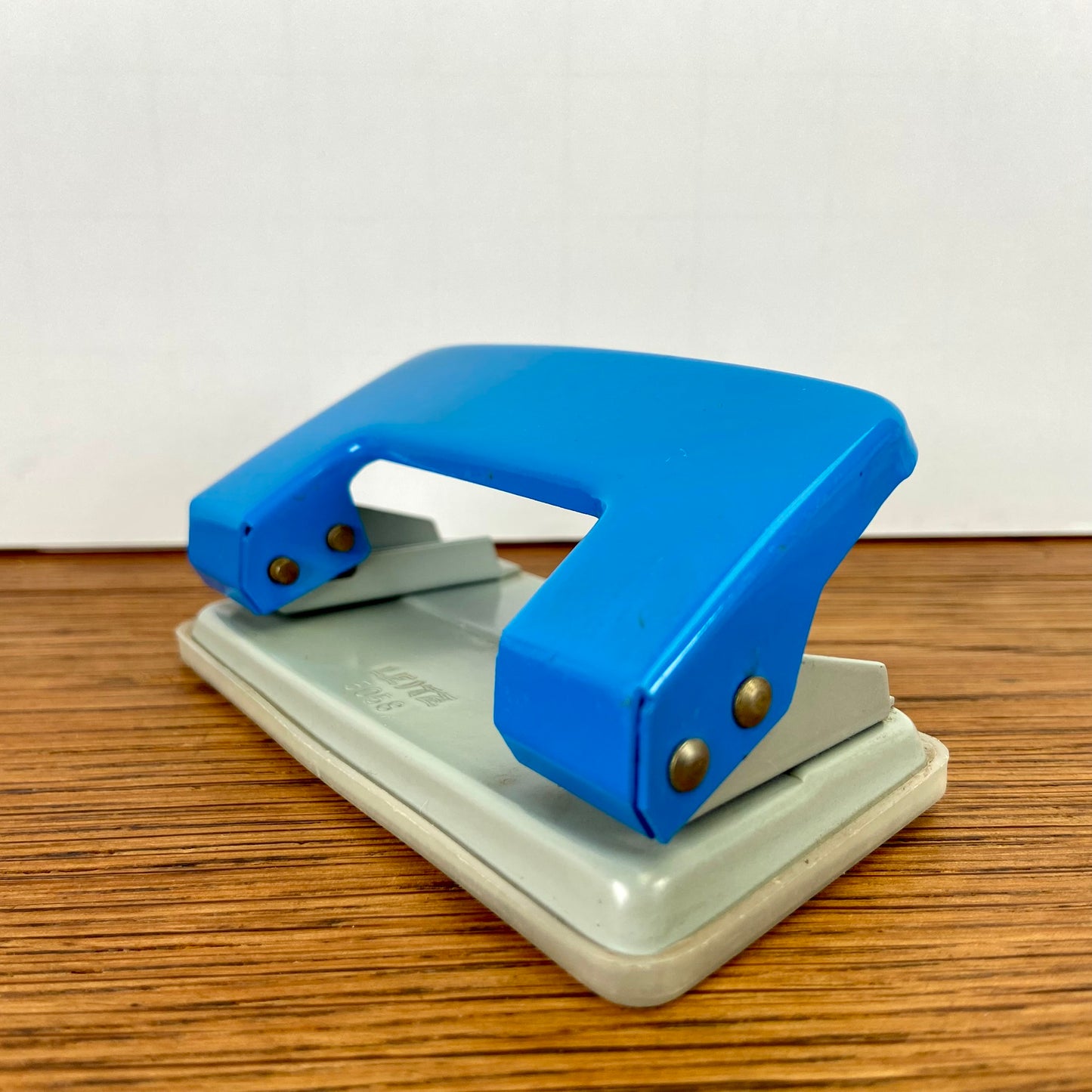 Vintage blauwe perforator