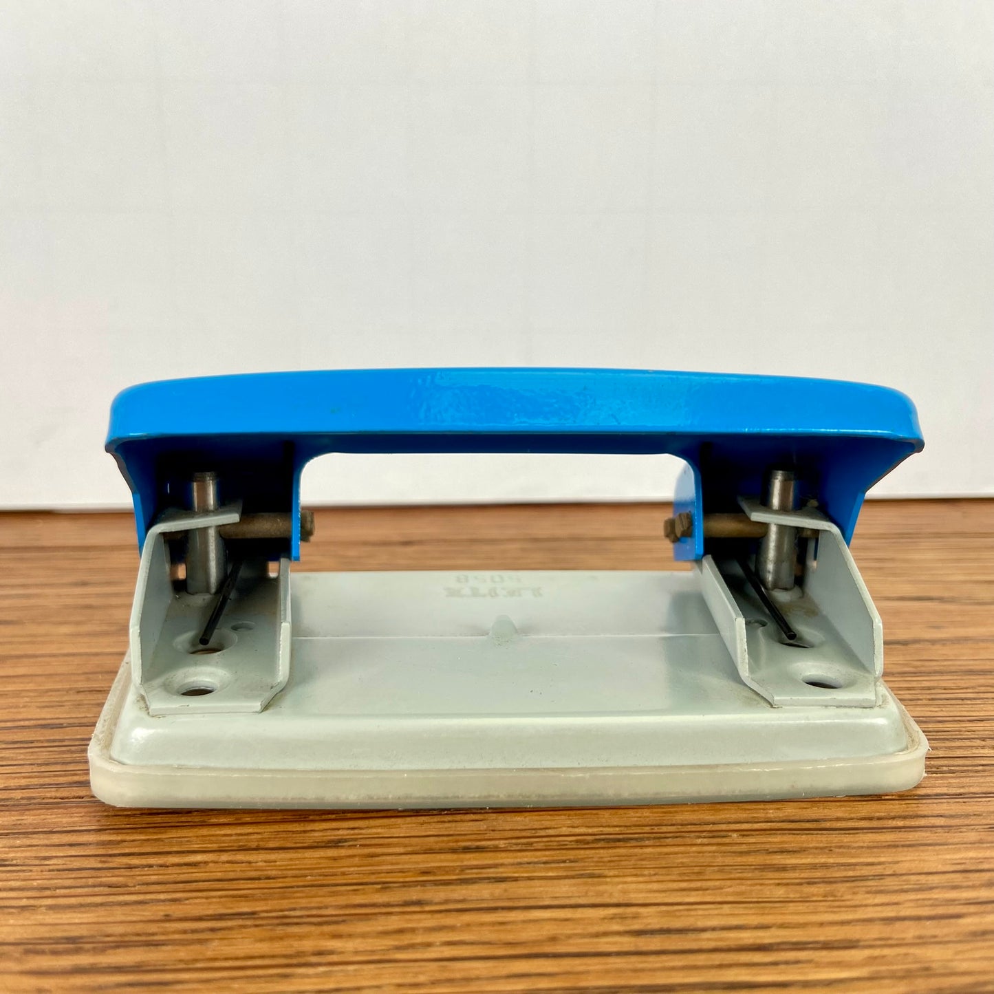 Vintage blauwe perforator