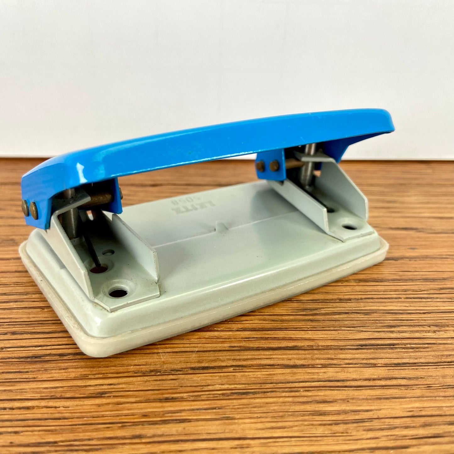 Vintage blauwe perforator