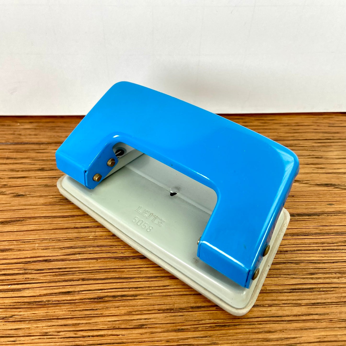 Vintage blauwe perforator