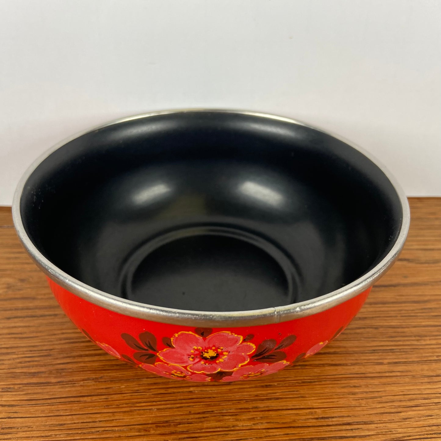 Rood emaille schaaltje met bloemen