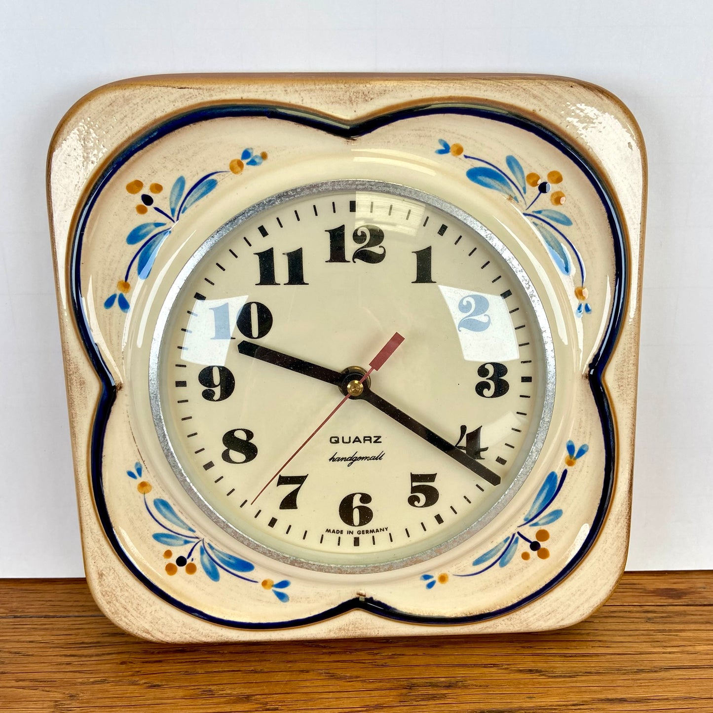 Vintage wand klok Quarz bloemmotief