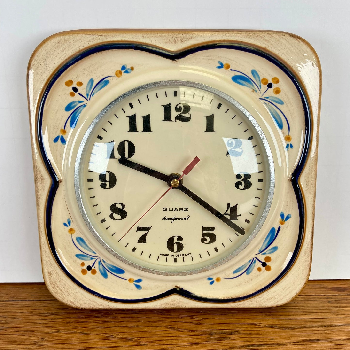 Vintage wand klok Quarz bloemmotief