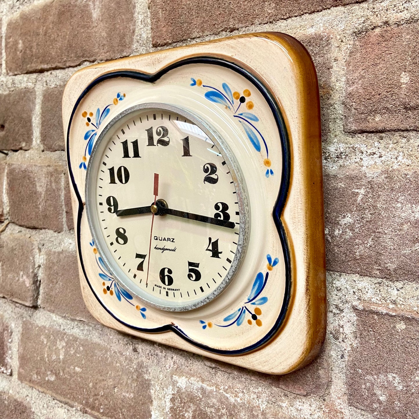 Vintage wand klok Quarz bloemmotief