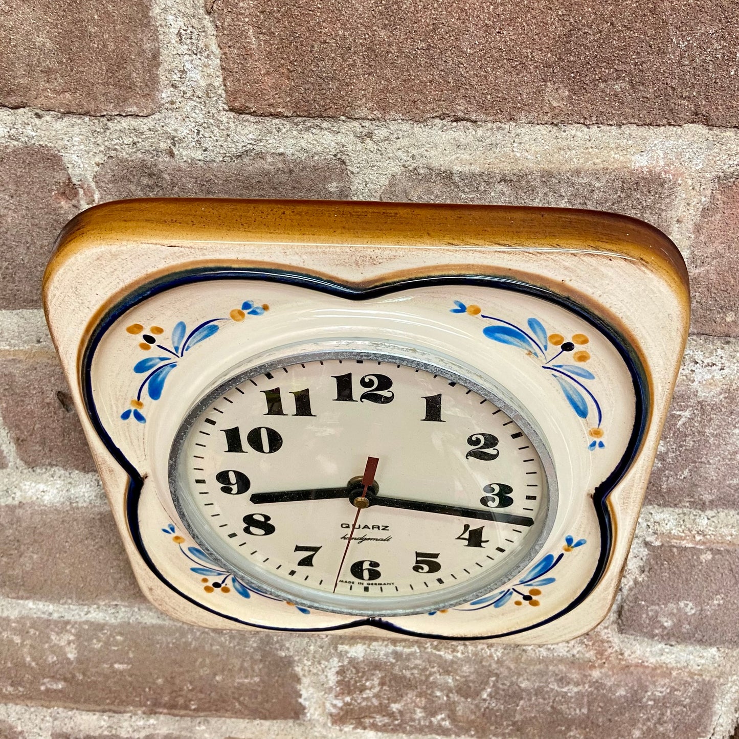 Vintage wand klok Quarz bloemmotief