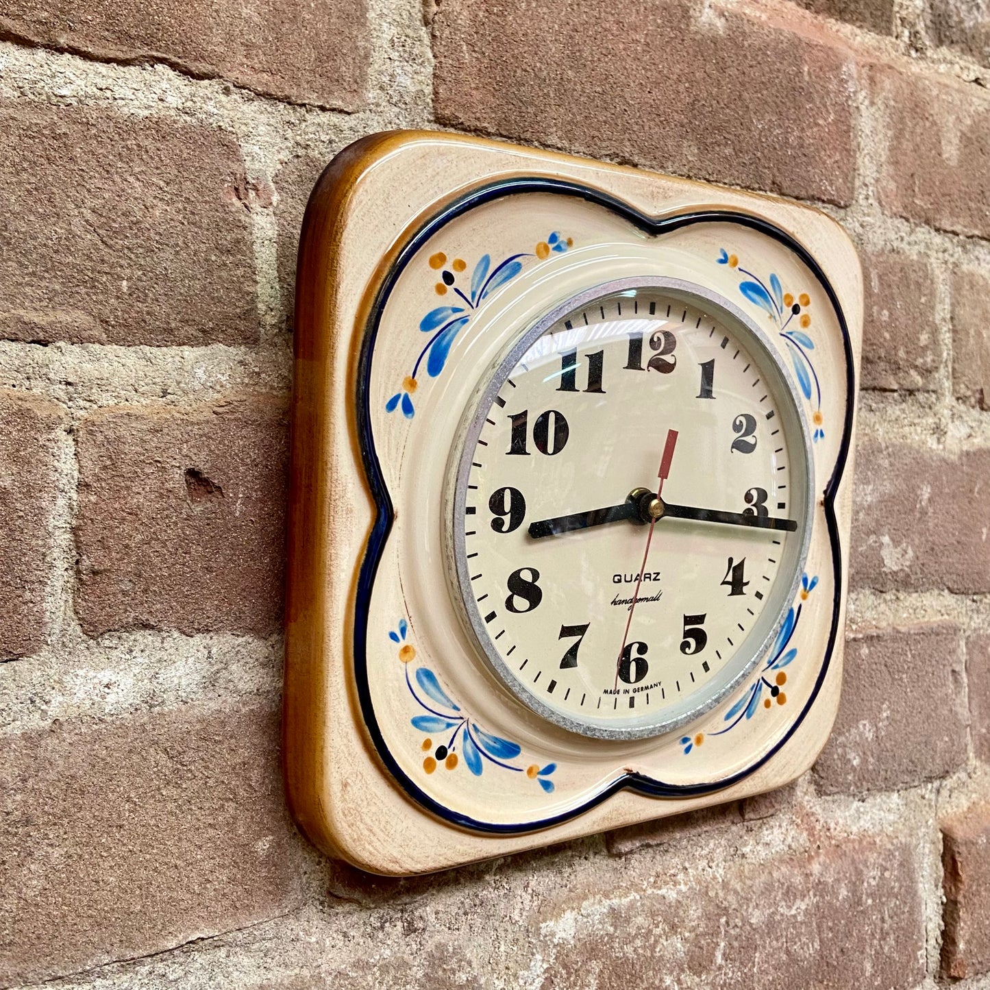 Vintage wand klok Quarz bloemmotief