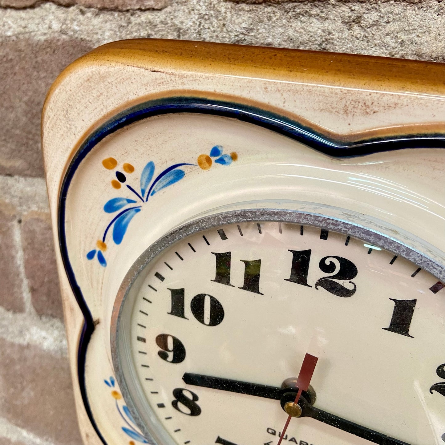 Vintage wand klok Quarz bloemmotief