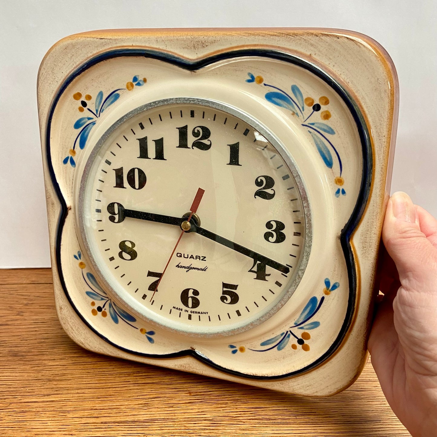 Vintage wand klok Quarz bloemmotief