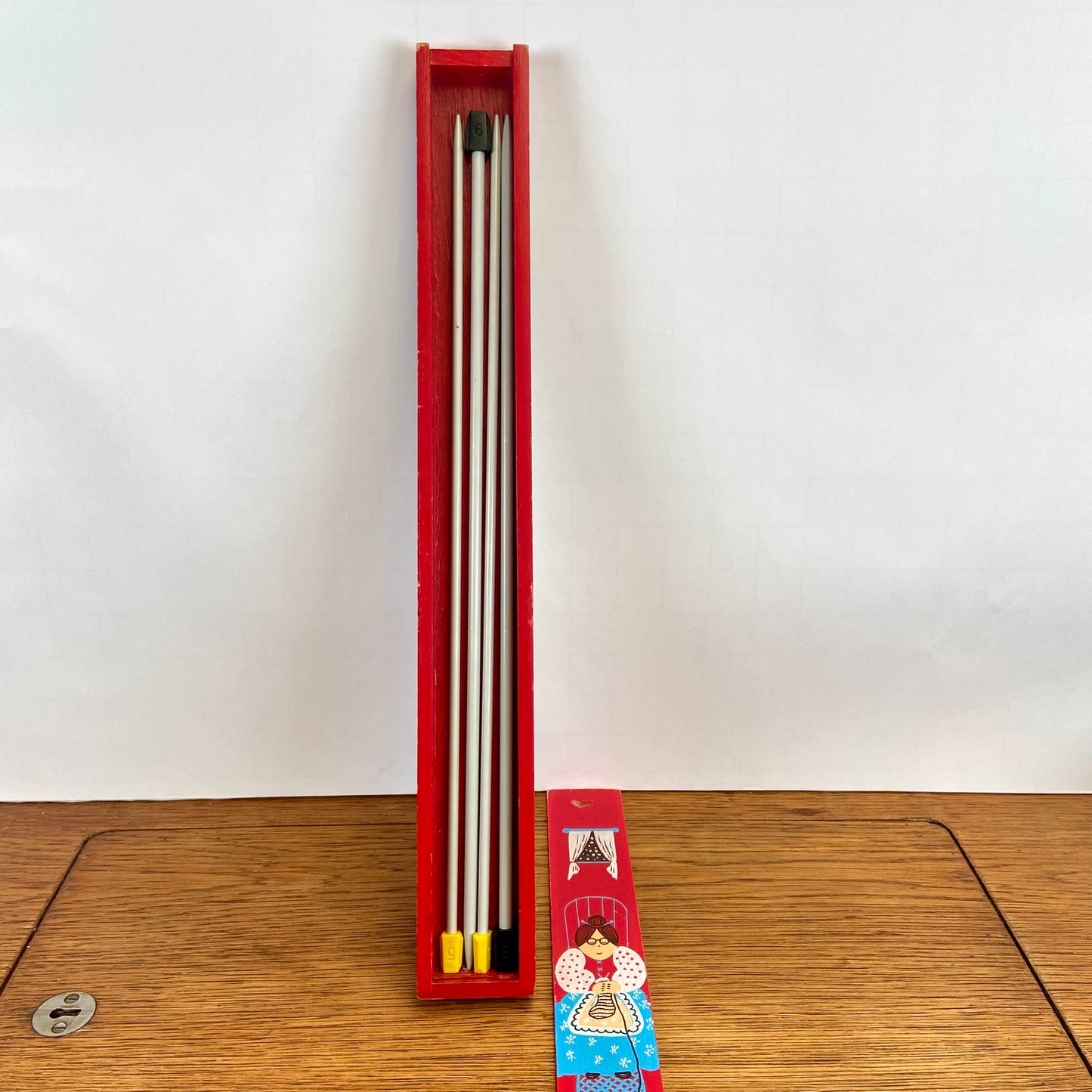 Vintage breinaalden doosje rood