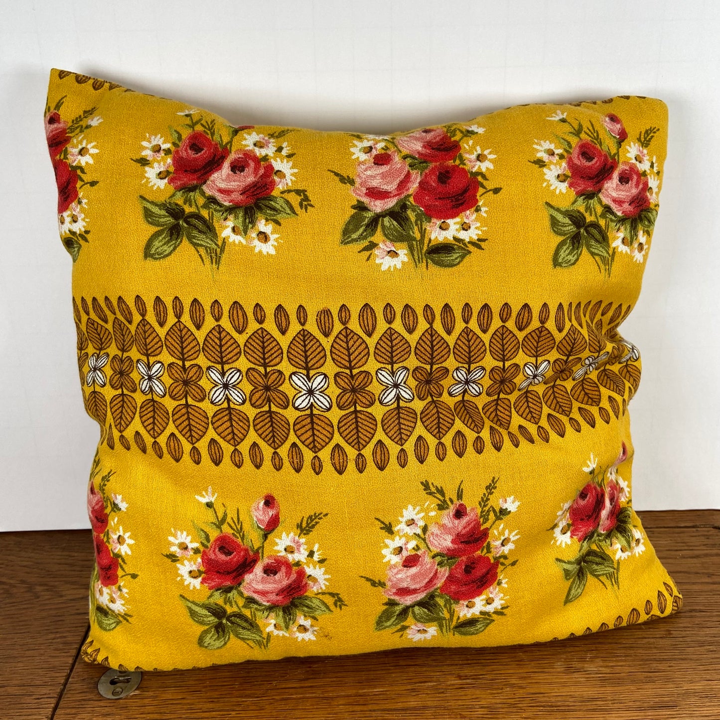 Vintage geel kussen met bloemen