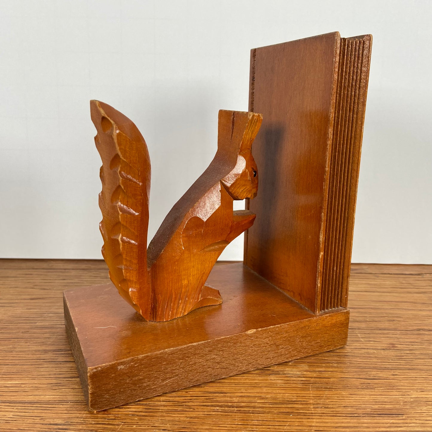 Houten eekhoorn boekensteunen