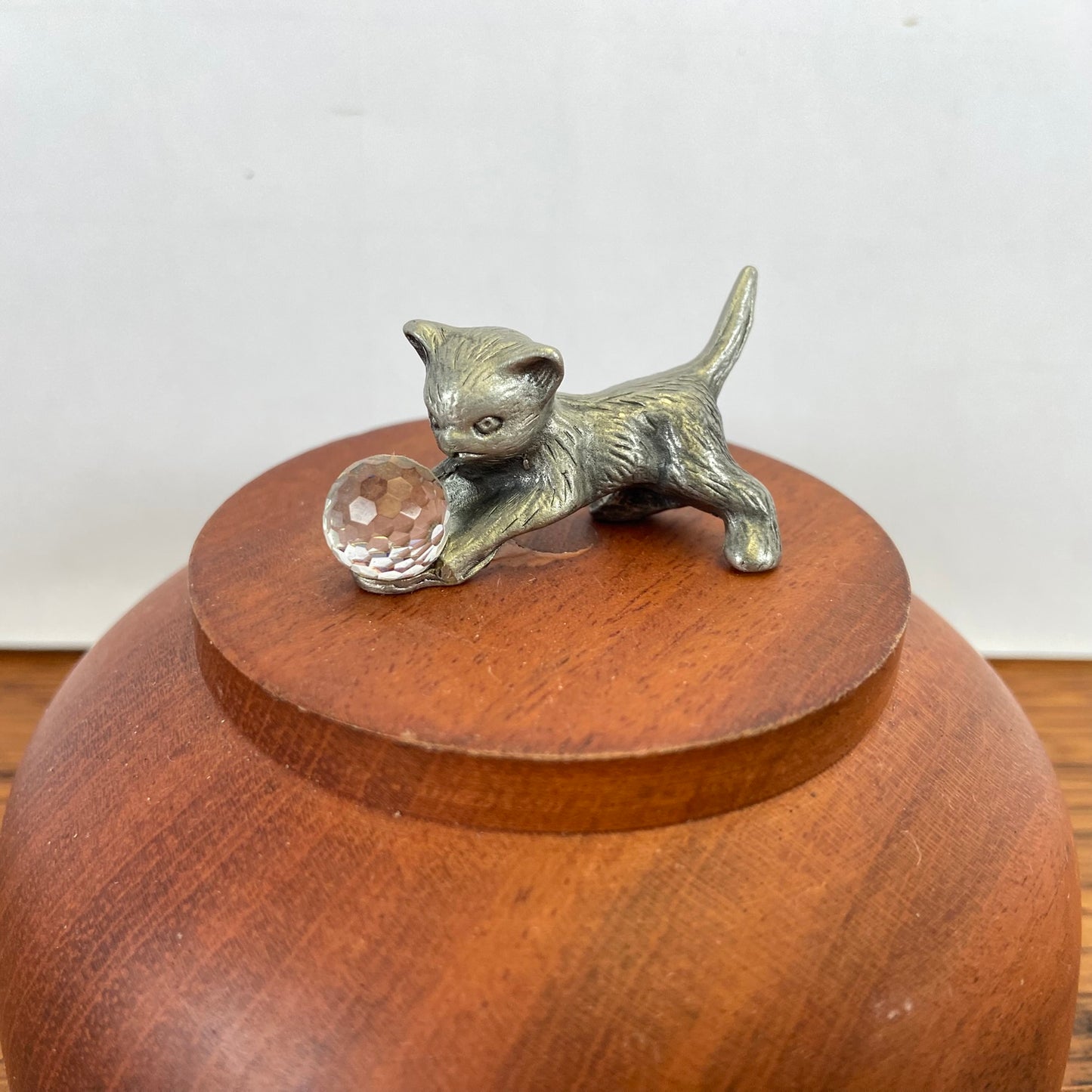 Tinnen katje met glazen bal