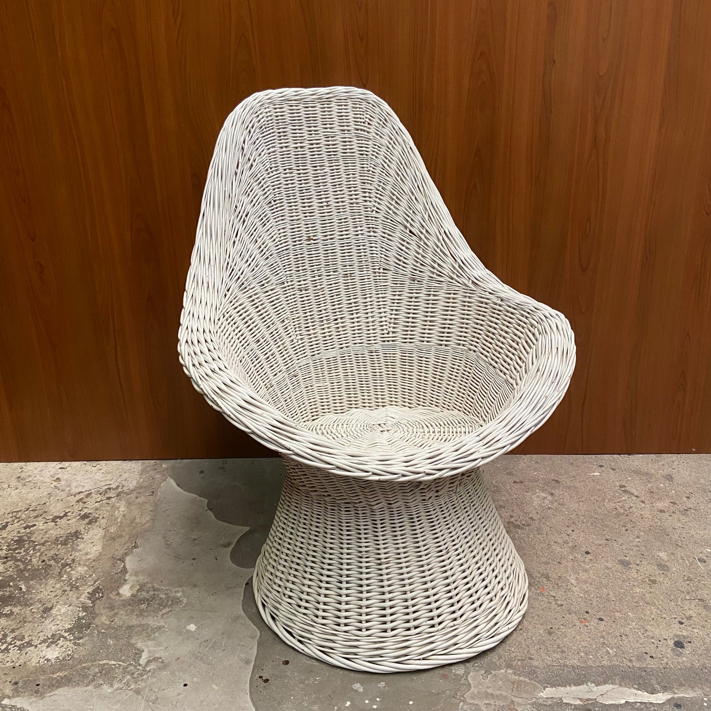 Vintage witte rieten stoel