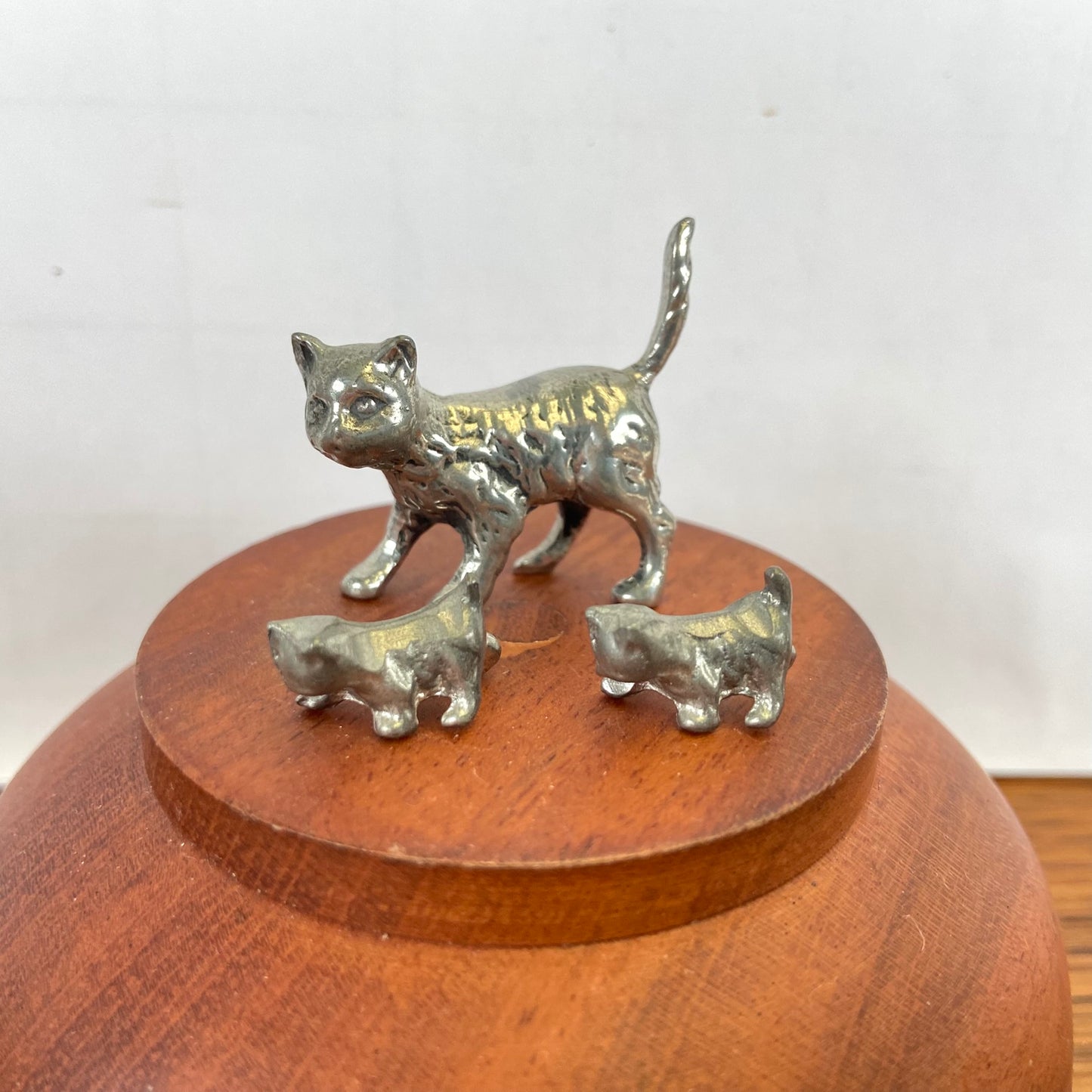 Vintage tinnen katten beeldjes