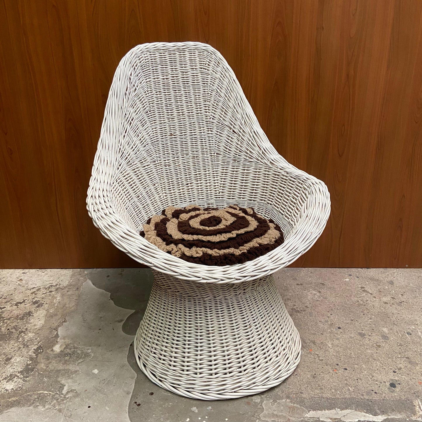 Vintage witte rieten stoel