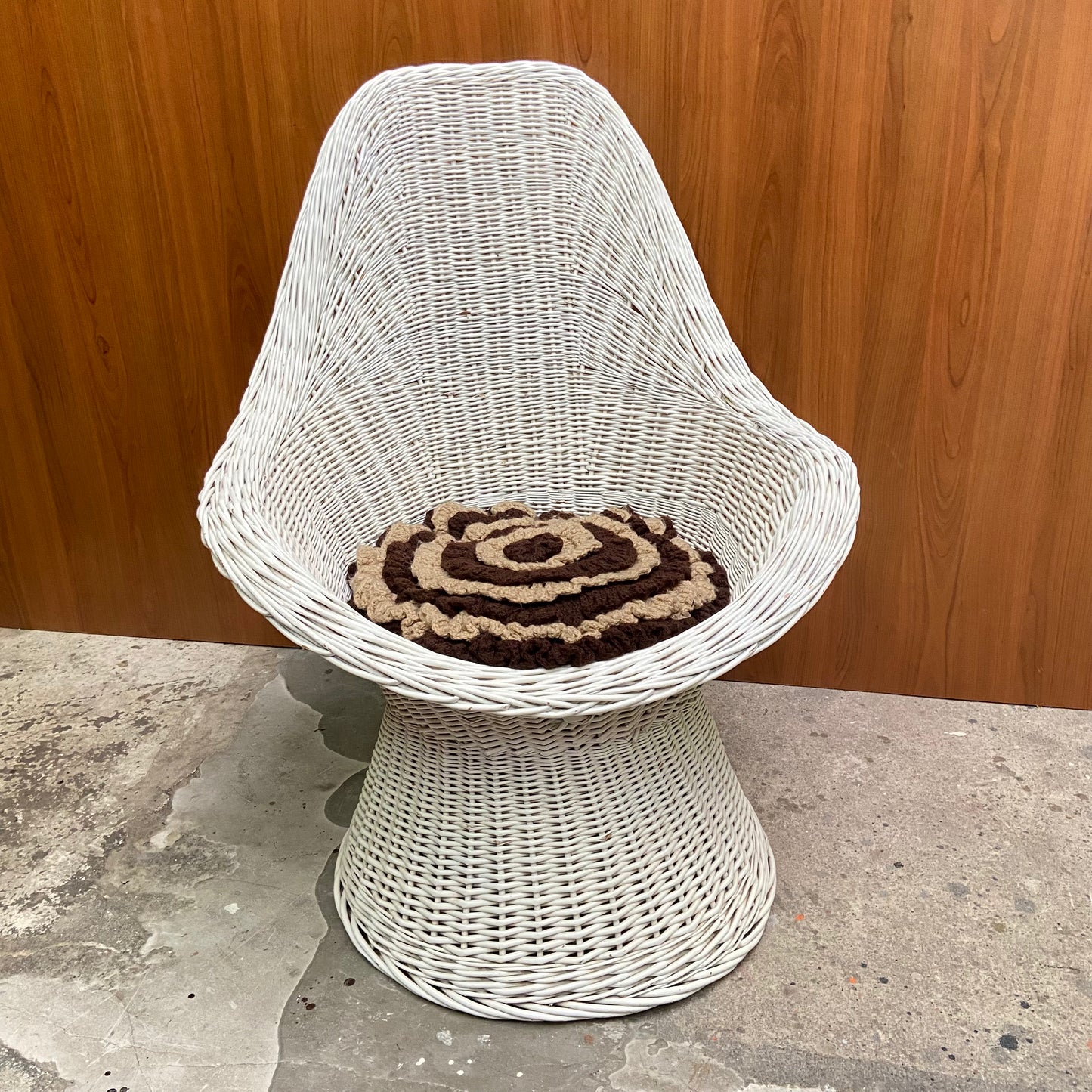 Vintage witte rieten stoel