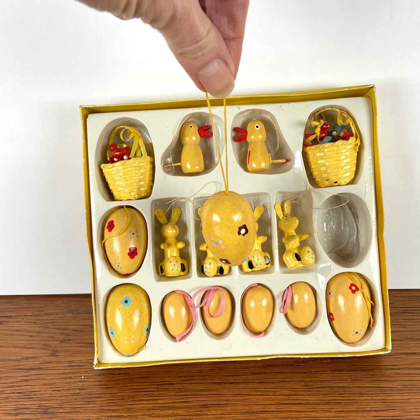 Grote doos met paashangers